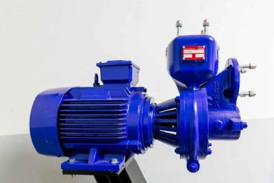 Details foto van frees machine die onderdeel maakt voor andere machine